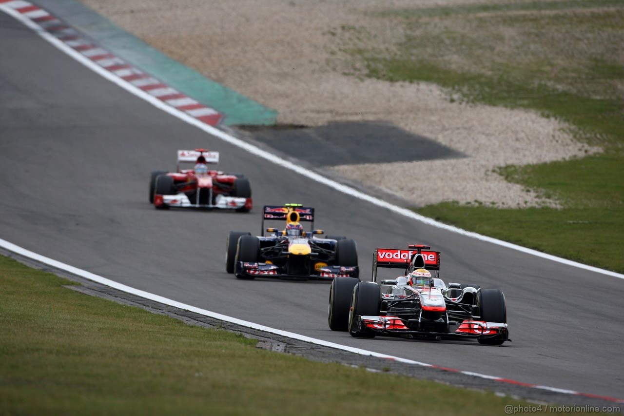 GP GERMANIA, 24.07.2011- Gara, Lewis Hamilton (GBR), McLaren  Mercedes, MP4-26 davanti a Mark Webber (AUS), Red Bull Racing, RB7 e Fernando Alonso (ESP), Ferrari, F-150 Italia 