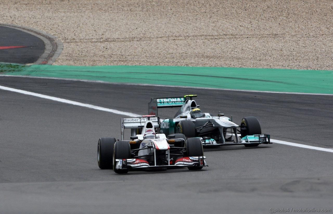 GP GERMANIA, 24.07.2011- Gara, Kamui Kobayashi (JAP), Sauber F1 Team C30 e Nico Rosberg (GER), Mercedes GP Petronas F1 Team, MGP W02 