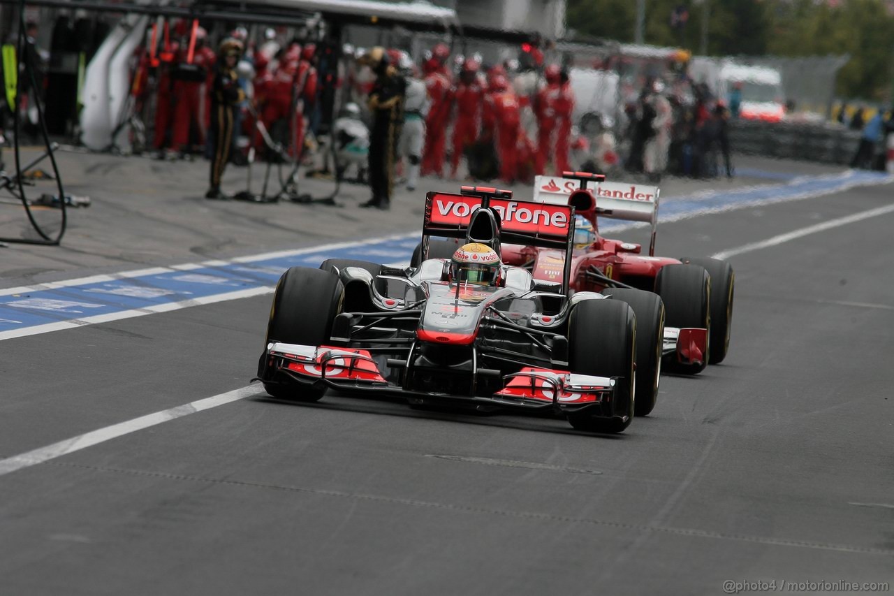 GP GERMANIA, 24.07.2011- Gara, Pit lane, Lewis Hamilton (GBR), McLaren  Mercedes, MP4-26 davanti a Fernando Alonso (ESP), Ferrari, F-150 Italia 