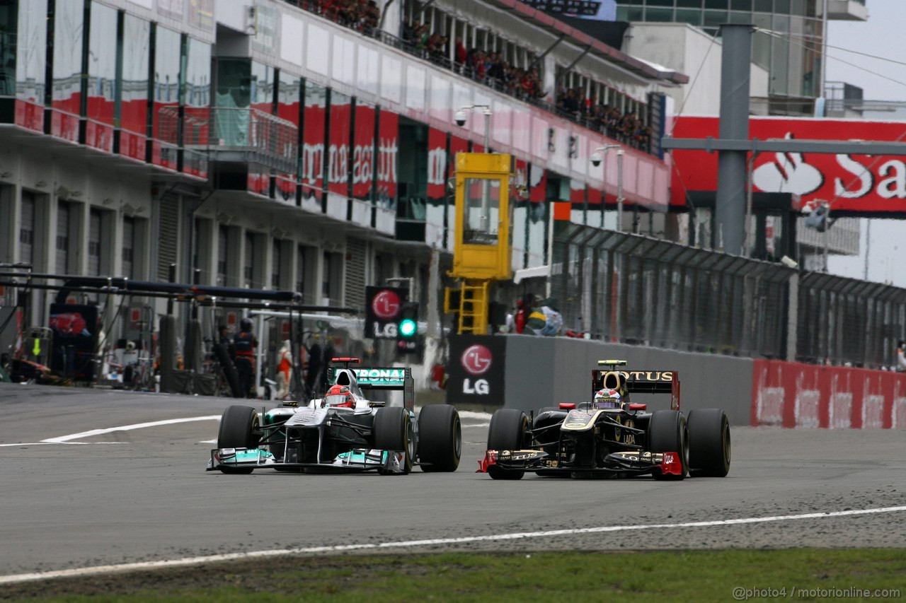 GP GERMANIA, 24.07.2011- Gara, Michael Schumacher (GER), Mercedes GP Petronas F1 Team, MGP W02 e Vitaly Petrov (RUS), Lotus Renault GP, R31 