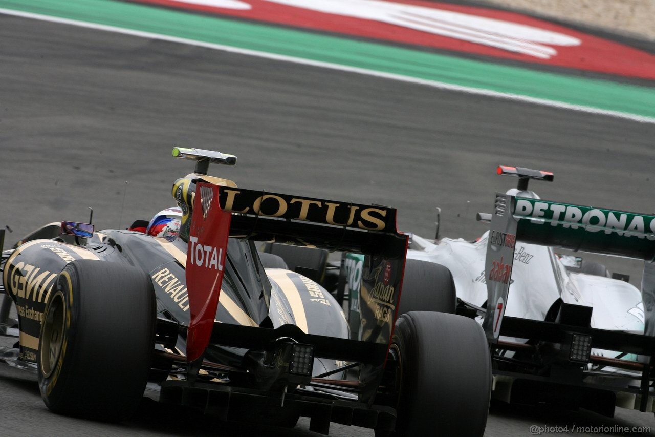 GP GERMANIA, 24.07.2011- Gara, Vitaly Petrov (RUS), Lotus Renault GP, R31 e Michael Schumacher (GER), Mercedes GP Petronas F1 Team, MGP W02 