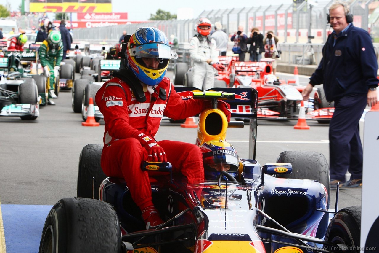 GP GERMANIA, 24.07.2011- Gara, Parc Fermé, Fernando Alonso (ESP), Ferrari, F-150 Italia comes in the parc fermé with Mark Webber (AUS), Red Bull Racing, RB7 