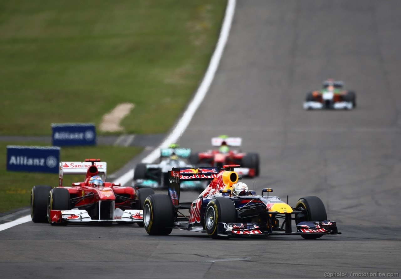 GP GERMANIA, 24.07.2011- Gara, Fernando Alonso (ESP), Ferrari, F-150 Italia e Sebastian Vettel (GER), Red Bull Racing, RB7 