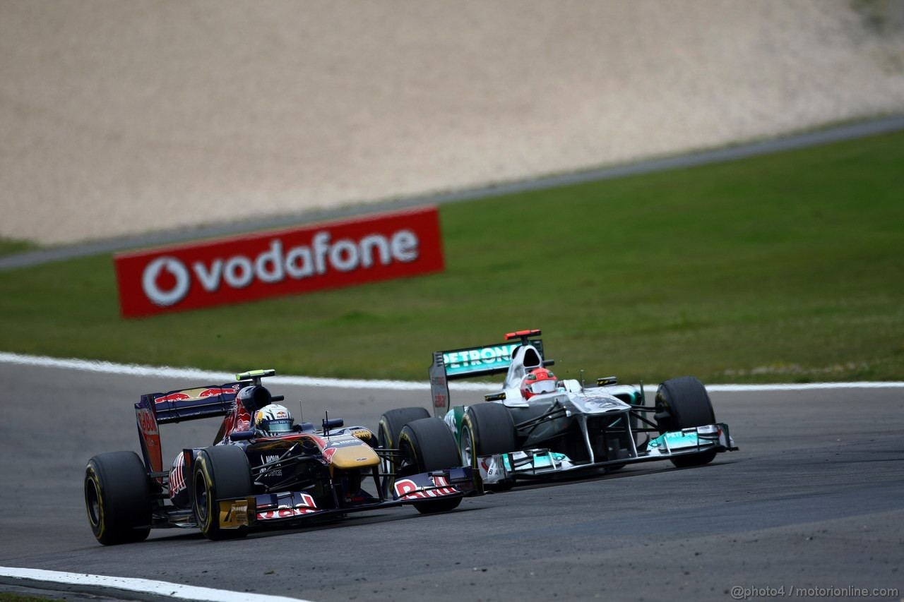 GP GERMANIA, 24.07.2011- Gara, Jaime Alguersuari (SPA), Scuderia Toro Rosso, STR6 e Michael Schumacher (GER), Mercedes GP Petronas F1 Team, MGP W02 