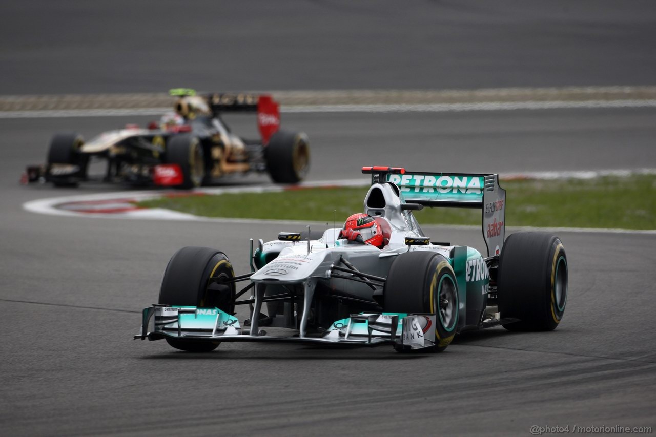 GP GERMANIA, 23.07.2011- Prove Libere 3, Sabato, Michael Schumacher (GER), Mercedes GP Petronas F1 Team, MGP W02 davanti a Nick Heidfeld (GER) Lotus Renault GP R31  