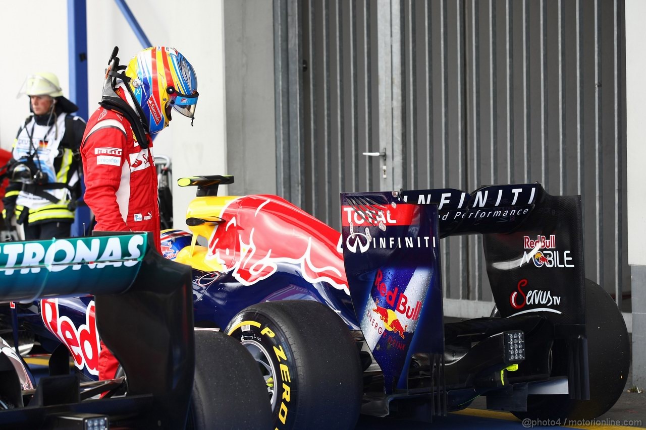 GP GERMANIA, 23.07.2011- Qualifiche, Fernando Alonso (ESP), Ferrari, F-150 Italia looking at the Red Bull Racing, RB7 of Mark Webber (AUS)