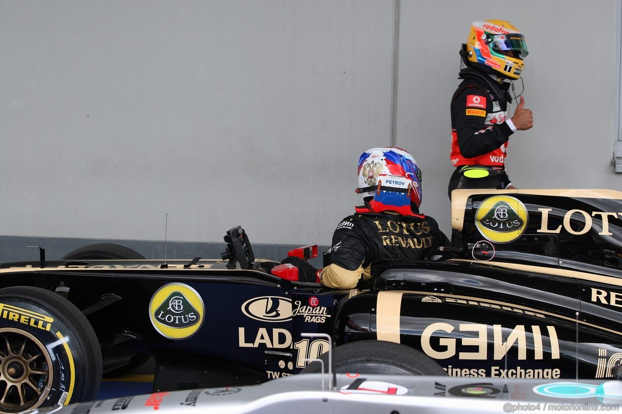 GP GERMANIA, 23.07.2011- Qualifiche, Vitaly Petrov (RUS), Lotus Renault GP, R31 e Lewis Hamilton (GBR), McLaren  Mercedes, MP4-26 