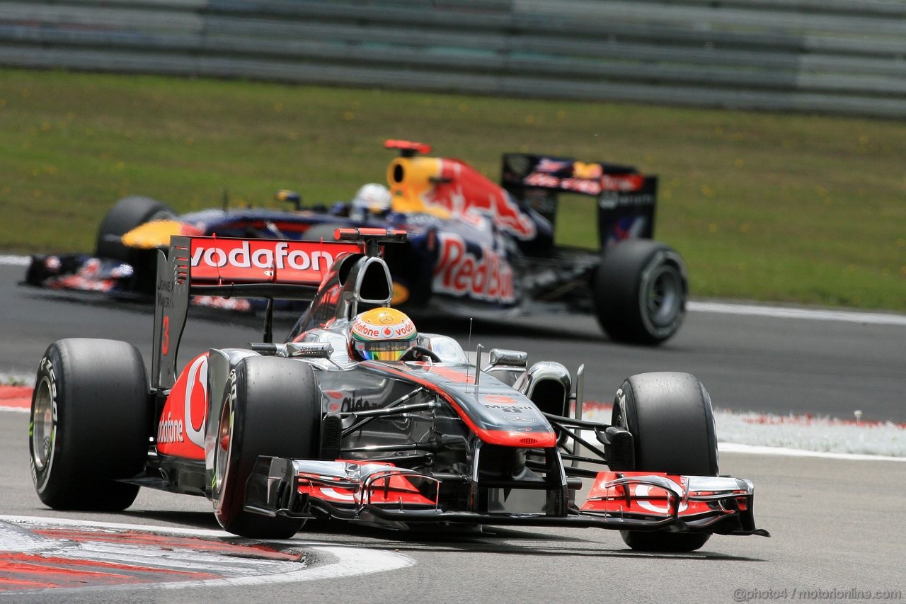 GP GERMANIA, 23.07.2011- Qualifiche, Lewis Hamilton (GBR), McLaren  Mercedes, MP4-26 davanti a Sebastian Vettel (GER), Red Bull Racing, RB7 