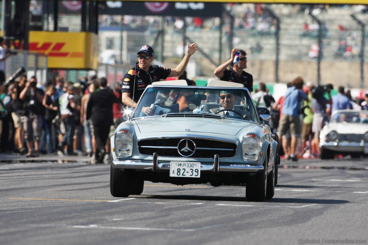 GP GIAPPONE, 09.10.2011- Sebastian Vettel (GER), Red Bull Racing, RB7 e Mark Webber (AUS), Red Bull Racing, RB7 at drivers parade