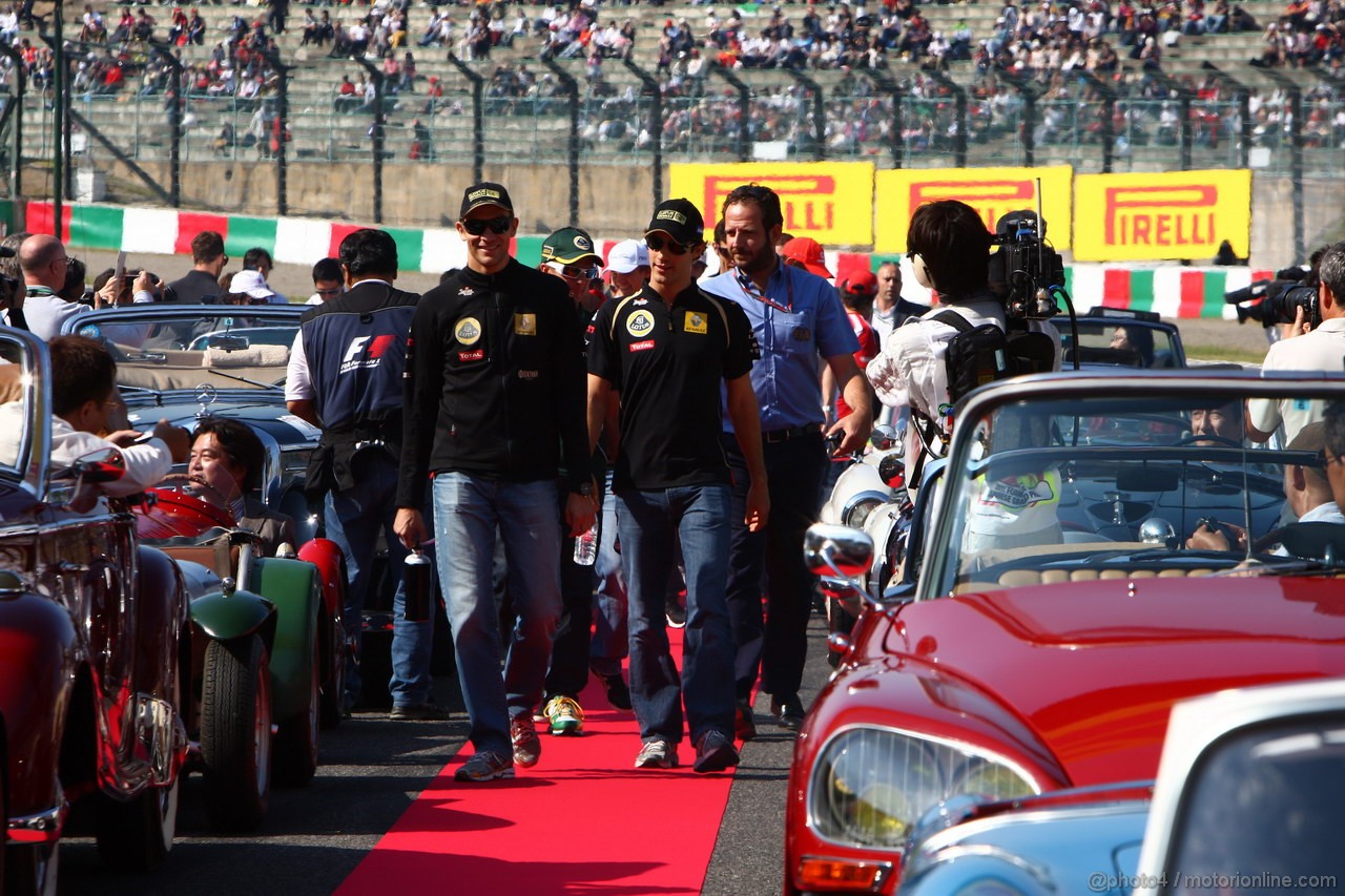 GP GIAPPONE, 09.10.2011- Vitaly Petrov (RUS), Lotus Renault GP, R31 e Bruno Senna (BRA), Lotus Renault GP R31 at drivers parade