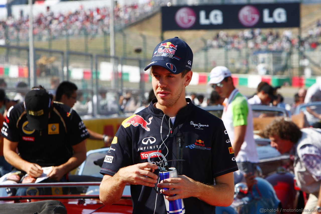 GP GIAPPONE, 09.10.2011- Sebastian Vettel (GER), Red Bull Racing, RB7 at drivers parade