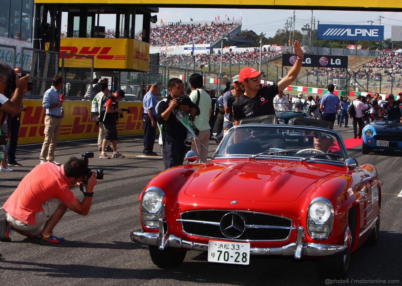 GP GIAPPONE, 09.10.2011- Jenson Button (GBR), McLaren  Mercedes, MP4-26 at drivers parade  