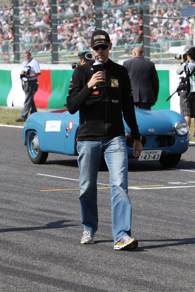 GP GIAPPONE, 09.10.2011- Vitaly Petrov (RUS), Lotus Renault GP, R31 at drivers parade  