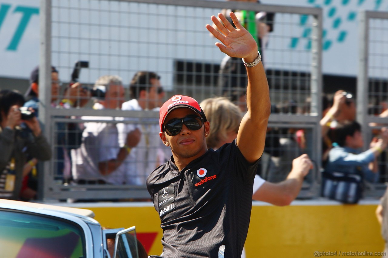 GP GIAPPONE, 09.10.2011- Lewis Hamilton (GBR), McLaren Mercedes, MP4-26 at drivers parade