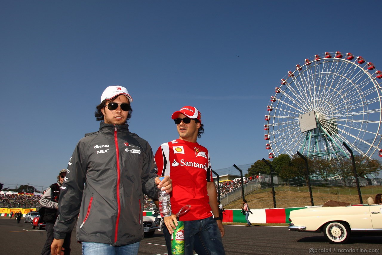 GP GIAPPONE, 09.10.2011- Sergio Pérez (MEX), Sauber F1 Team C30 e Felipe Massa (BRA), Ferrari, F-150 Italia
