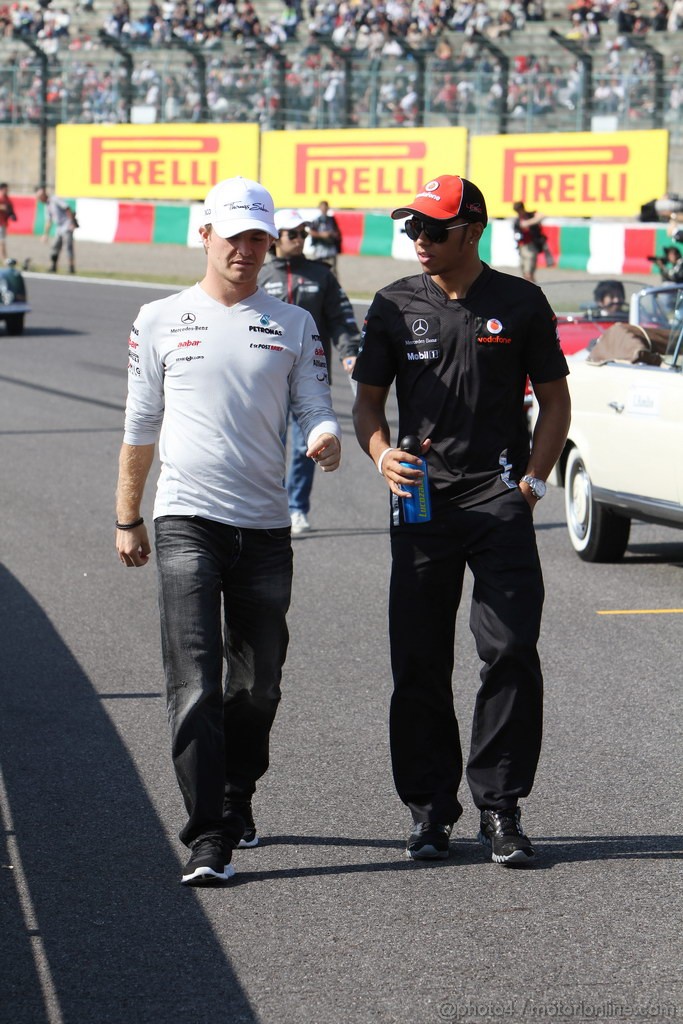 GP GIAPPONE, 09.10.2011- Nico Rosberg (GER), Mercedes GP Petronas F1 Team, MGP W02 e Lewis Hamilton (GBR), McLaren  Mercedes, MP4-26 at drivers parade  