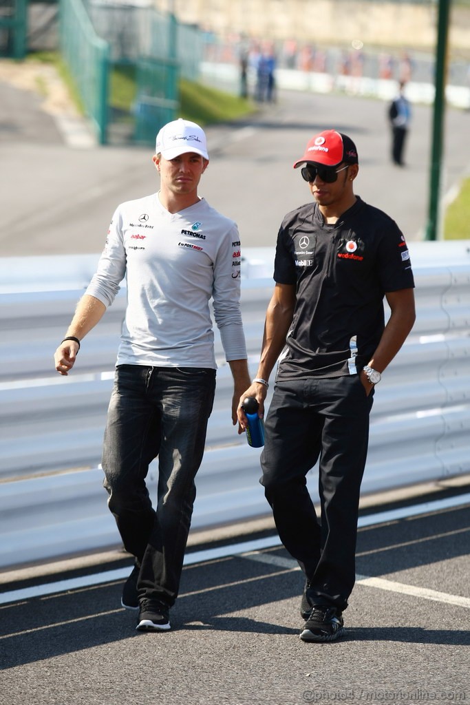 GP GIAPPONE, 09.10.2011- Nico Rosberg (GER), Mercedes GP Petronas F1 Team, MGP W02 e Lewis Hamilton (GBR), McLaren Mercedes, MP4-26 at drivers parade