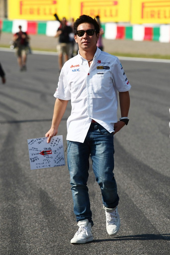 GP GIAPPONE, 09.10.2011- Kamui Kobayashi (JAP), Sauber F1 Team C30 at drivers parade