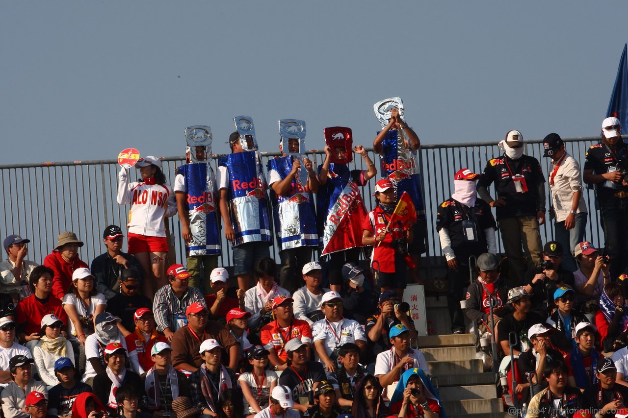 GP GIAPPONE, 09.10.2011- Gara, Fans of Sebastian Vettel (GER), Red Bull Racing, RB7 