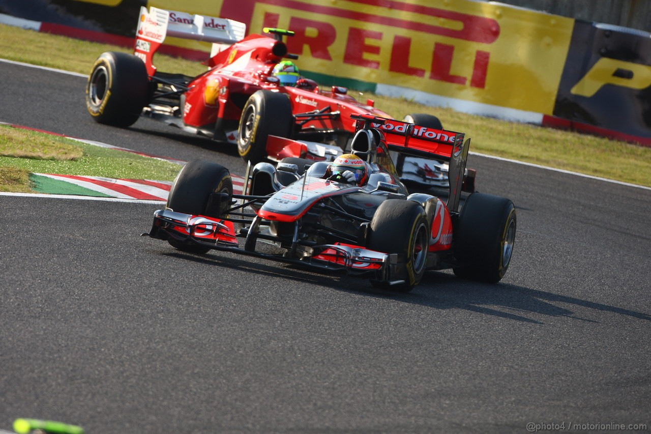 GP GIAPPONE, 09.10.2011- Gara, Lewis Hamilton (GBR), McLaren  Mercedes, MP4-26 davanti a Felipe Massa (BRA), Ferrari, F-150 Italia 