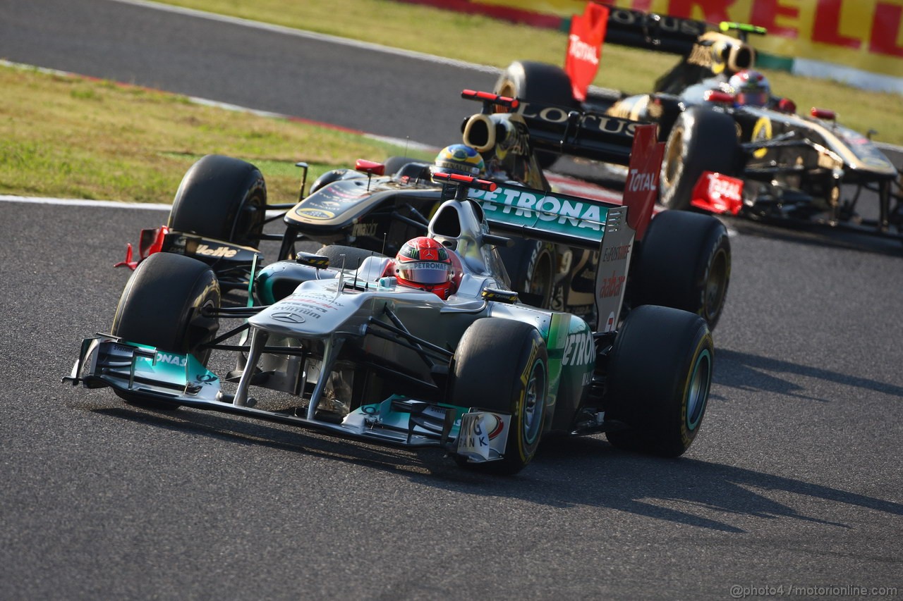 GP GIAPPONE, 09.10.2011- Gara, Michael Schumacher (GER), Mercedes GP Petronas F1 Team, MGP W02 e Bruno Senna (BRA), Lotus Renault GP R31