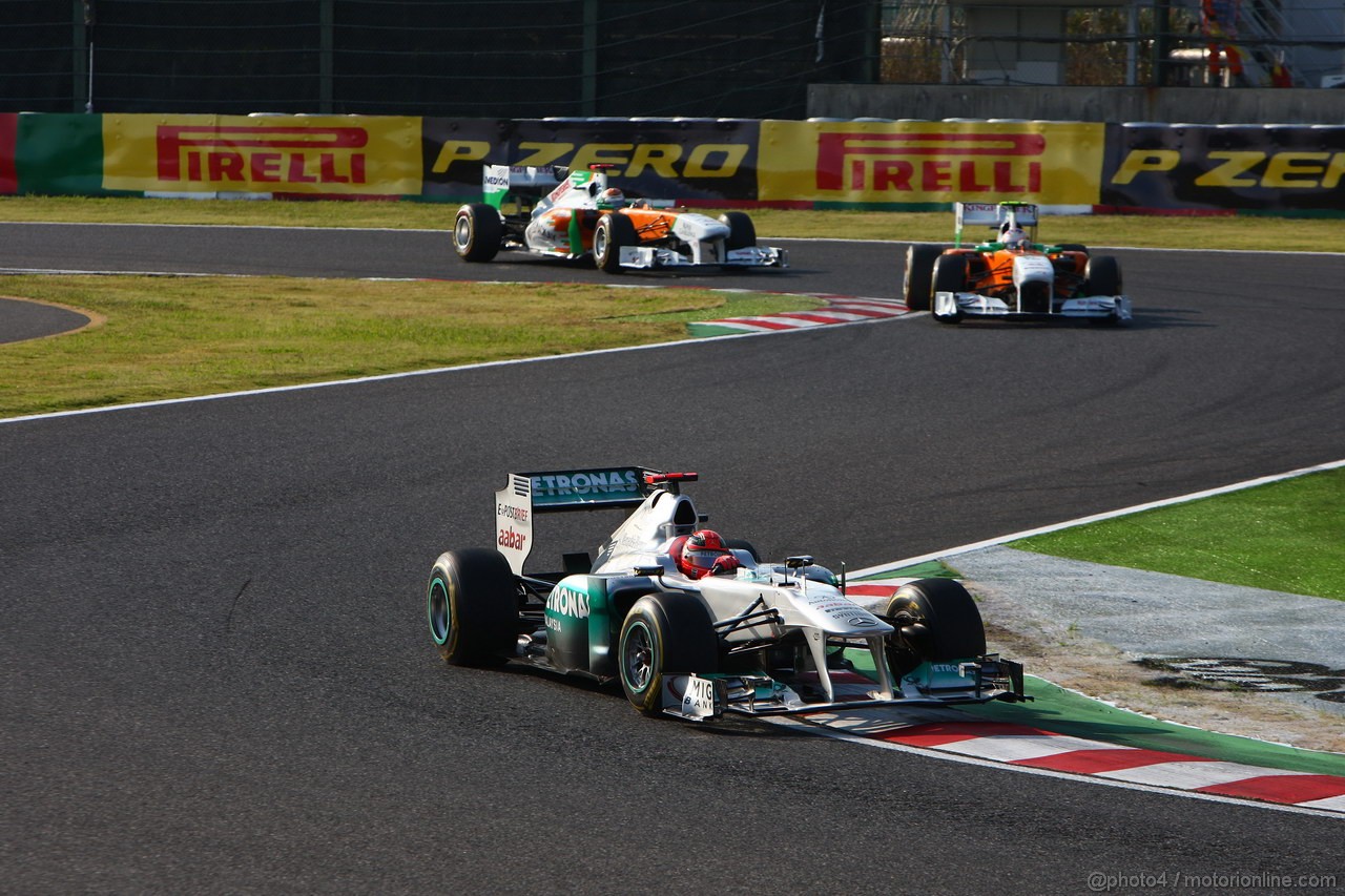 GP GIAPPONE, 09.10.2011- Gara, Michael Schumacher (GER), Mercedes GP Petronas F1 Team, MGP W02 davanti a Paul di Resta (GBR) Force India VJM04 e Adrian Sutil (GER), Force India F1 Team, VJM04