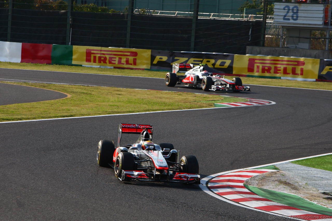 GP GIAPPONE, 09.10.2011- Gara, Lewis Hamilton (GBR), McLaren  Mercedes, MP4-26 davanti a Jenson Button (GBR), McLaren  Mercedes, MP4-26 
