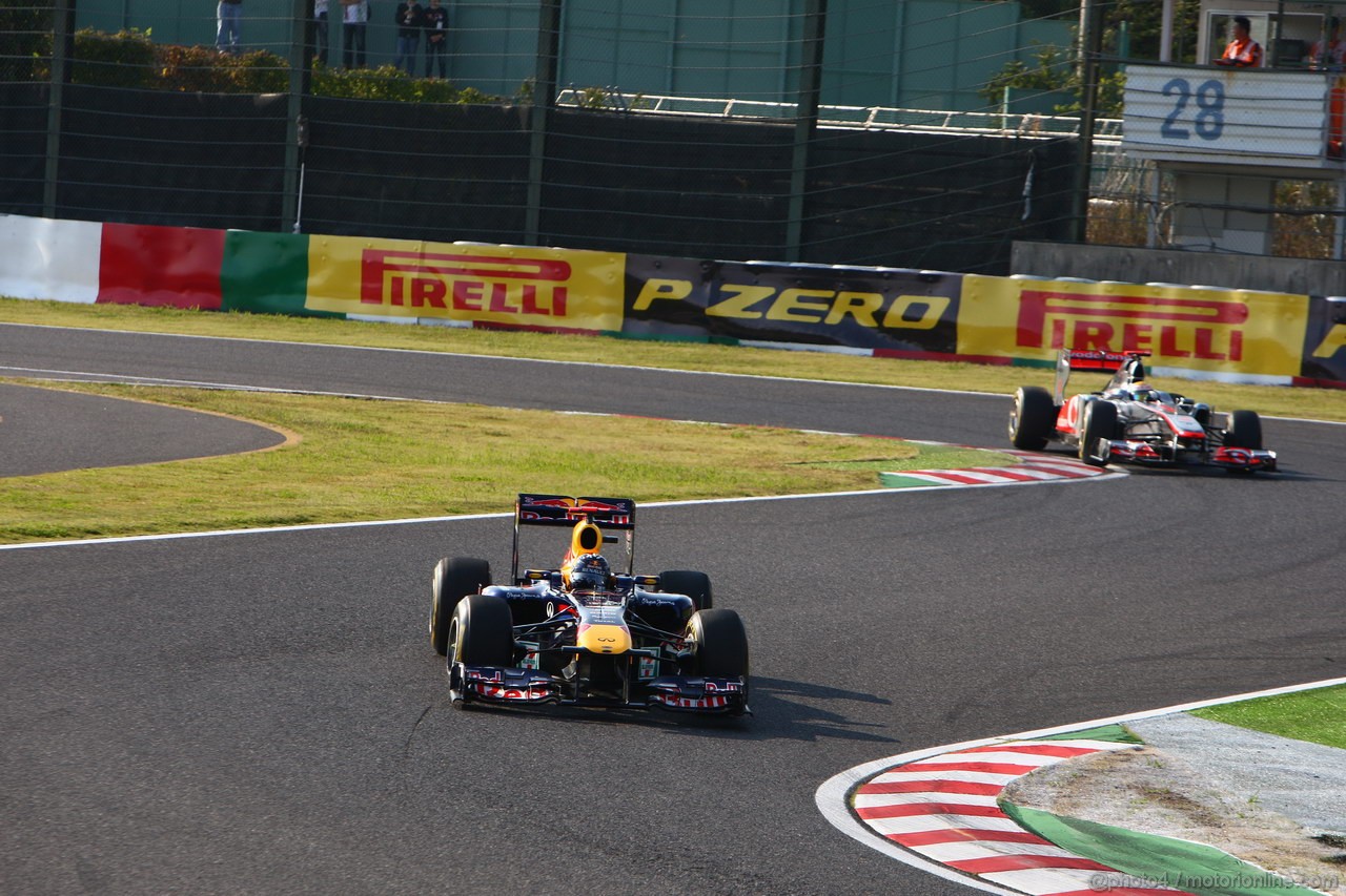 GP GIAPPONE, 09.10.2011- Gara, Sebastian Vettel (GER), Red Bull Racing, RB7 davanti a Lewis Hamilton (GBR), McLaren  Mercedes, MP4-26 