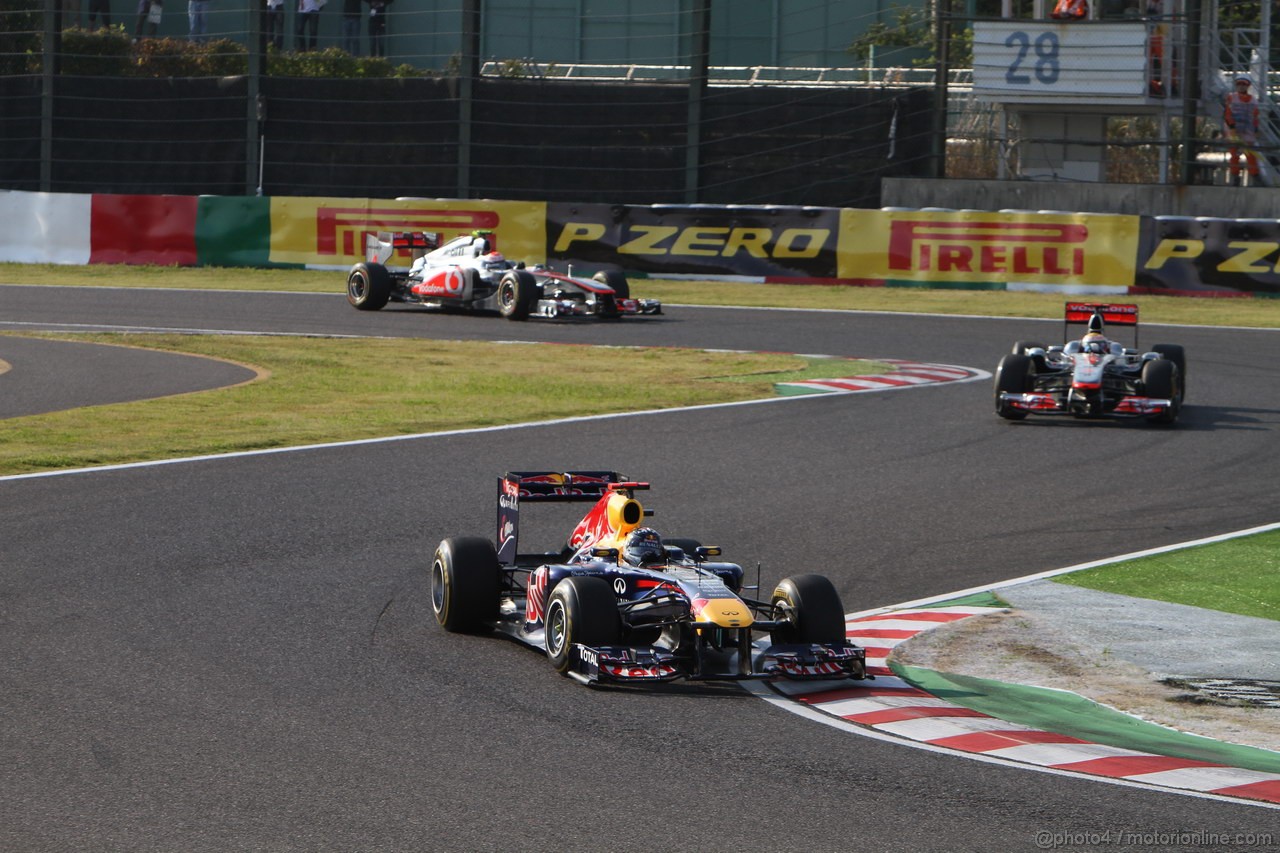 GP GIAPPONE, 09.10.2011- Gara, Sebastian Vettel (GER), Red Bull Racing, RB7 davanti a Lewis Hamilton (GBR), McLaren Mercedes, MP4-26 e Jenson Button (GBR), McLaren Mercedes, MP4-26