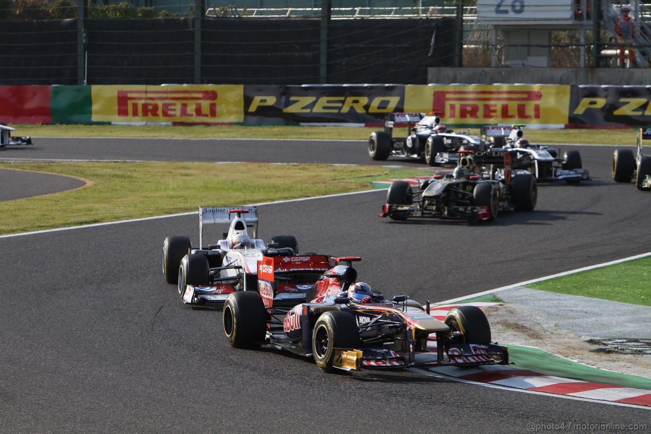 GP GIAPPONE, 09.10.2011- Gara, Sébastien Buemi (SUI), Scuderia Toro Rosso, STR6 davanti a Kamui Kobayashi (JAP), Sauber F1 Team C30