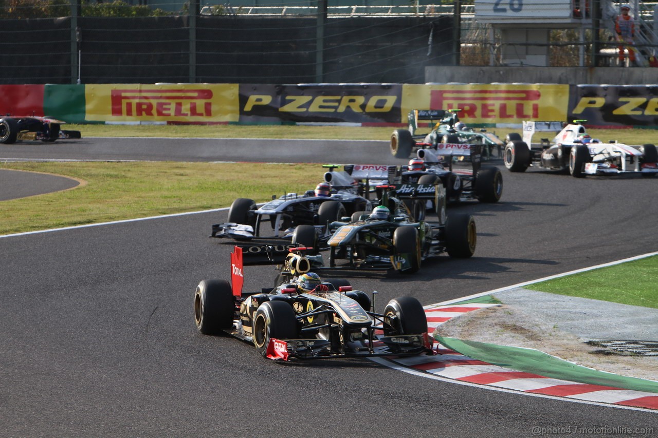 GP GIAPPONE, 09.10.2011- Gara, Bruno Senna (BRA), Lotus Renault GP R31 davanti a Heikki Kovalainen (FIN), Team Lotus, TL11 e Pastor Maldonado (VEN), Williams FW33 