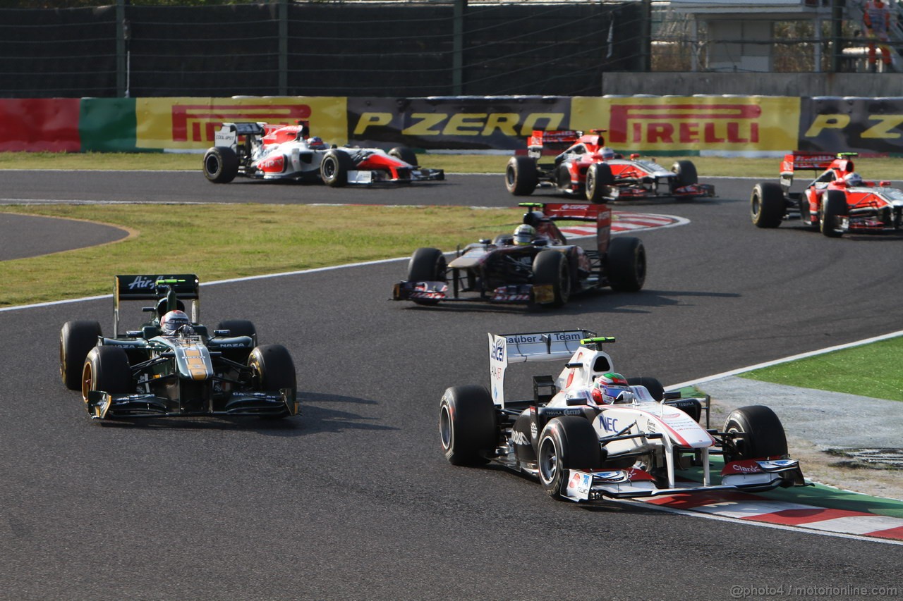 GP GIAPPONE, 09.10.2011- Gara, Jarno Trulli (ITA), Team Lotus, TL11 e Sergio Pérez (MEX), Sauber F1 Team C30