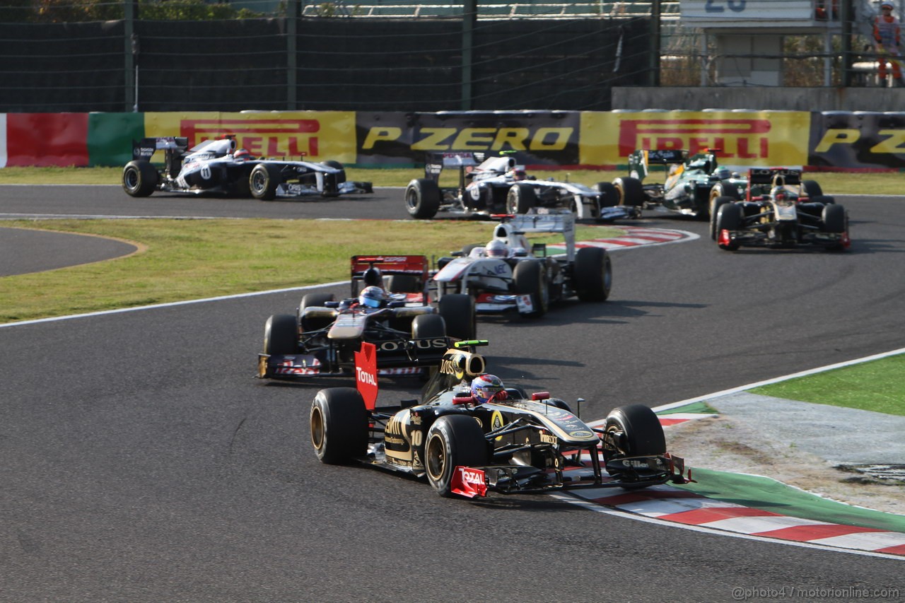 GP GIAPPONE, 09.10.2011- Gara, Vitaly Petrov (RUS), Lotus Renault GP, R31 davanti a S�bastien Buemi (SUI), Scuderia Toro Rosso, STR6 