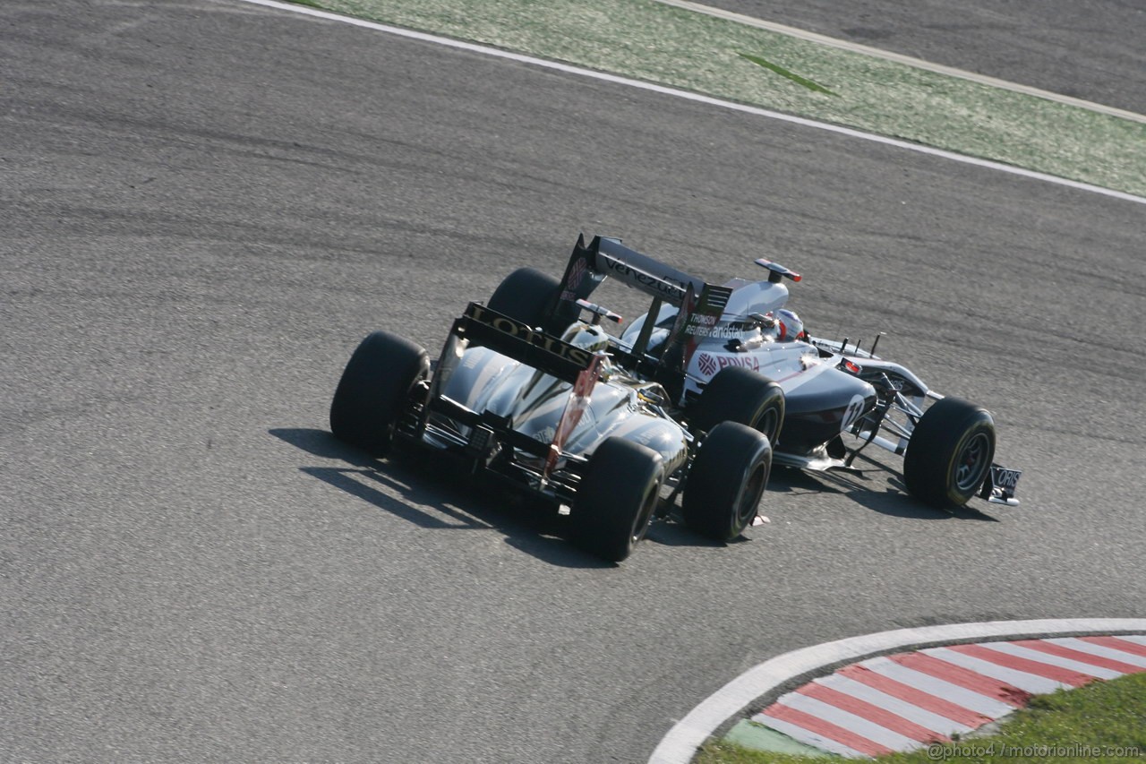GP GIAPPONE, 09.10.2011- Gara, Bruno Senna (BRA), Lotus Renault GP R31 e Rubens Barrichello (BRA), Williams FW33