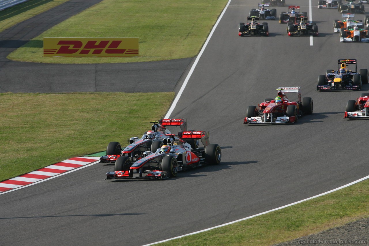 GP GIAPPONE, 09.10.2011- Gara, Start of the race, Lewis Hamilton (GBR), McLaren Mercedes, MP4-26 e Jenson Button (GBR), McLaren Mercedes, MP4-26