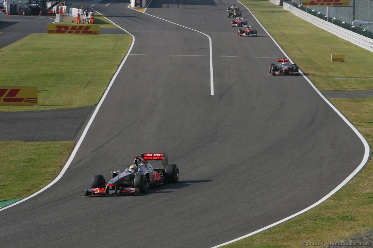 GP GIAPPONE, 09.10.2011- Gara, Lewis Hamilton (GBR), McLaren  Mercedes, MP4-26 davanti a Jenson Button (GBR), McLaren  Mercedes, MP4-26 