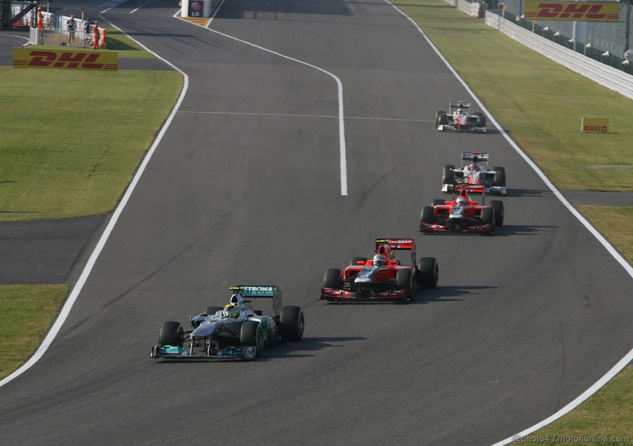GP GIAPPONE, 09.10.2011- Gara, Nico Rosberg (GER), Mercedes GP Petronas F1 Team, MGP W02 davanti a Jerome D'Ambrosio (BEL), Marussia Virgin Racing VR-02 