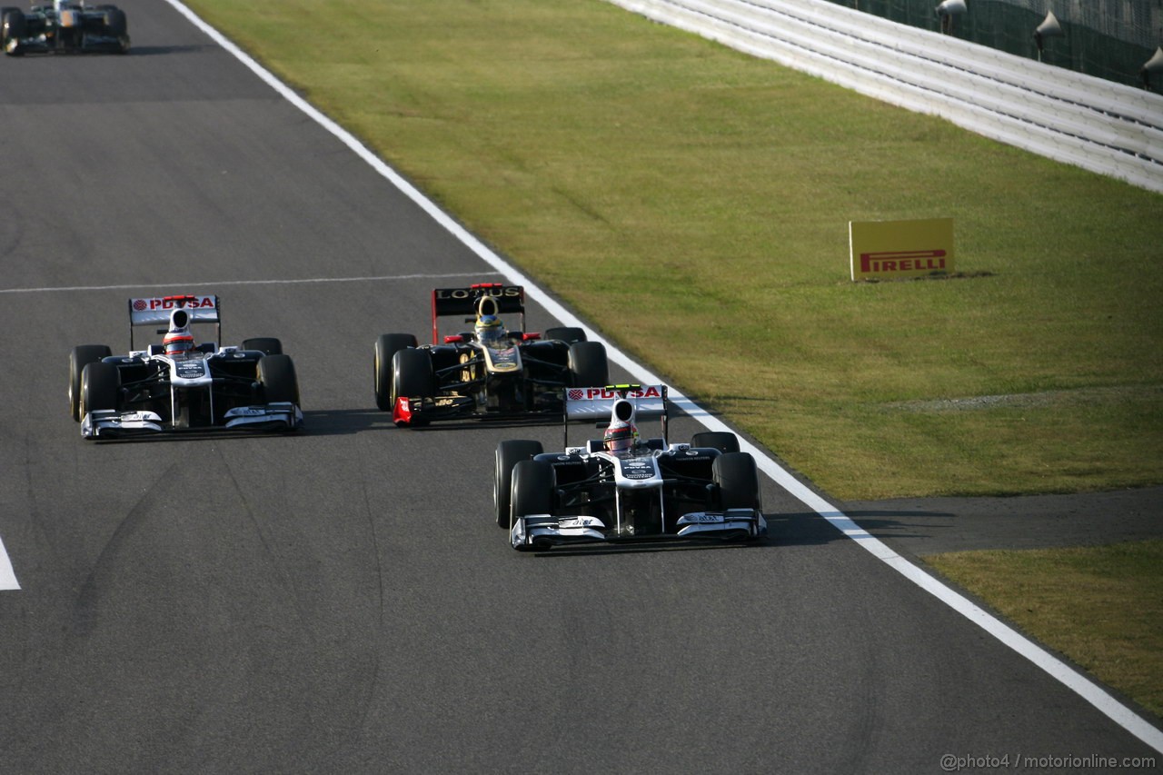 GP GIAPPONE, 09.10.2011- Gara, Pastor Maldonado (VEN), Williams FW33 davanti a Rubens Barrichello (BRA), Williams FW33 e Bruno Senna (BRA), Lotus Renault GP R31 