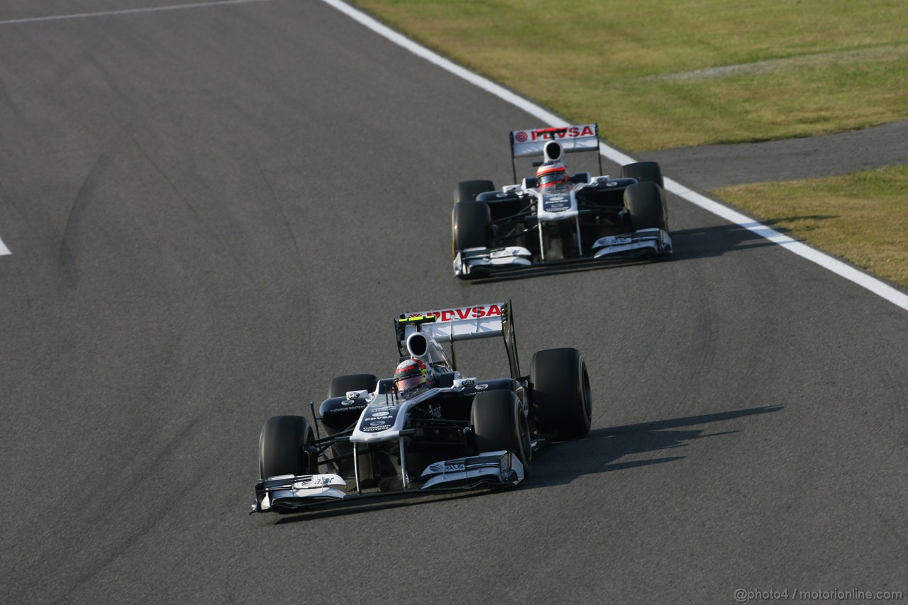 GP GIAPPONE, 09.10.2011- Gara, Pastor Maldonado (VEN), Williams FW33 davanti a Rubens Barrichello (BRA), Williams FW33