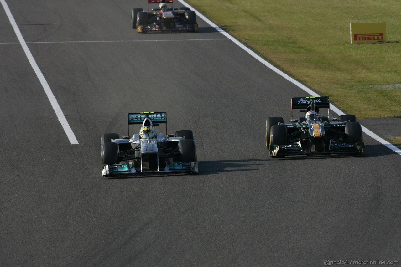 GP GIAPPONE, 09.10.2011- Gara, Nico Rosberg (GER), Mercedes GP Petronas F1 Team, MGP W02 e Jarno Trulli (ITA), Team Lotus, TL11 
