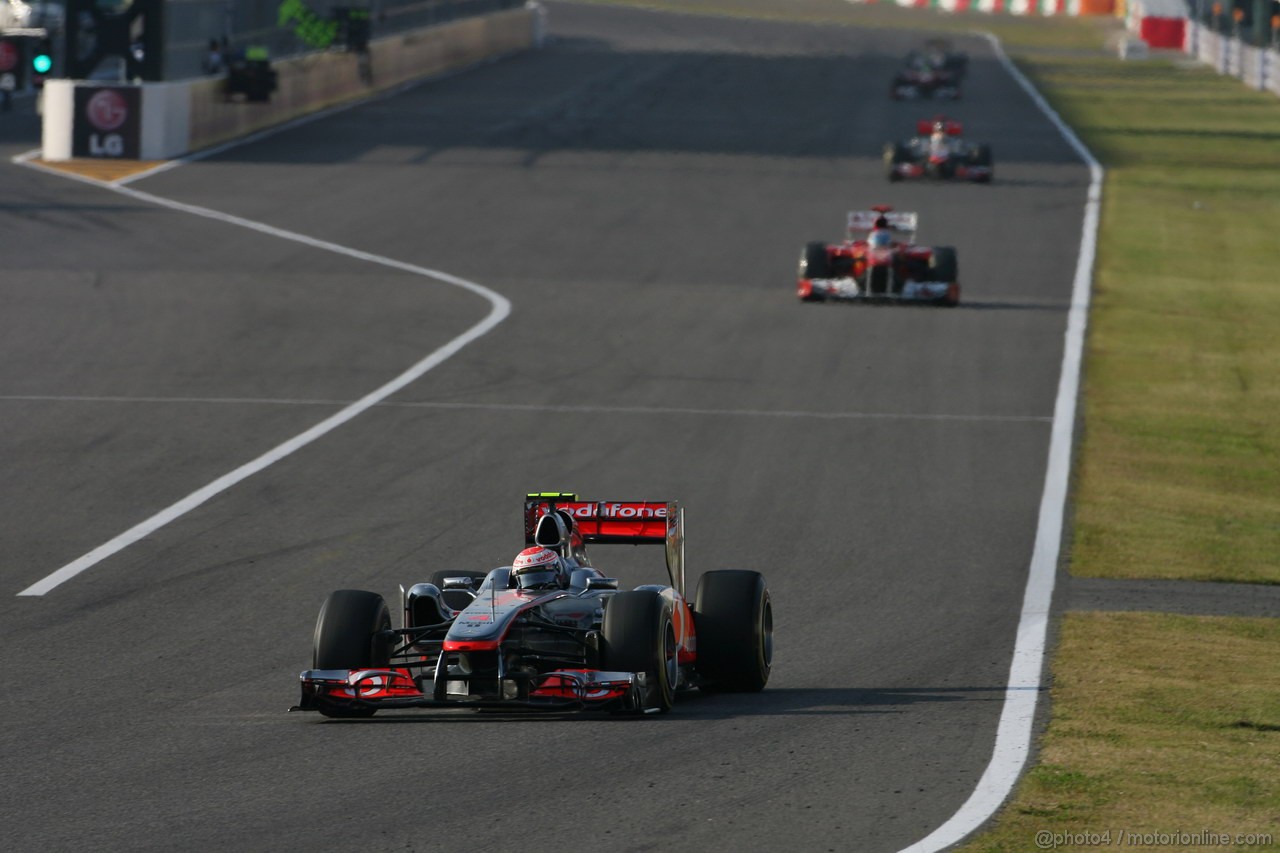 GP GIAPPONE, 09.10.2011- Gara, Jenson Button (GBR), McLaren  Mercedes, MP4-26 davanti a Fernando Alonso (ESP), Ferrari, F-150 Italia 