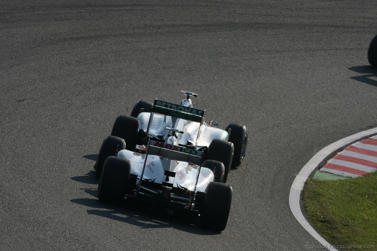 GP GIAPPONE, 09.10.2011- Gara, Sergio P�rez (MEX), Sauber F1 Team C30 e Michael Schumacher (GER), Mercedes GP Petronas F1 Team, MGP W02 