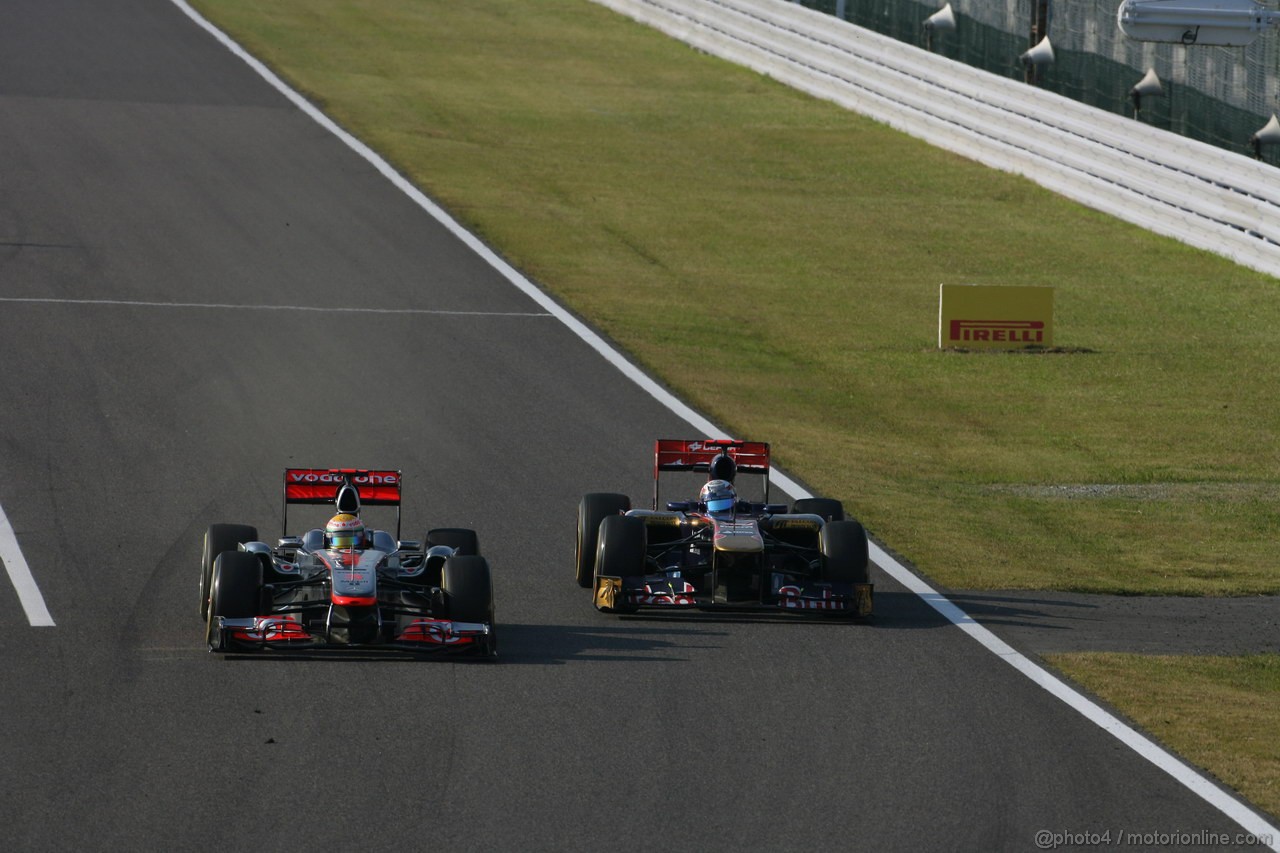 GP GIAPPONE, 09.10.2011- Gara, Lewis Hamilton (GBR), McLaren  Mercedes, MP4-26 e S�bastien Buemi (SUI), Scuderia Toro Rosso, STR6 