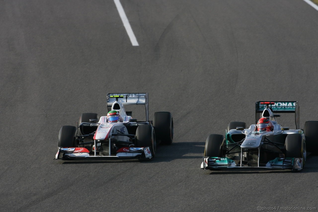 GP GIAPPONE, 09.10.2011- Gara, Sergio Pérez (MEX), Sauber F1 Team C30 e Michael Schumacher (GER), Mercedes GP Petronas F1 Team, MGP W02