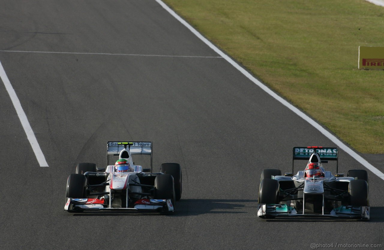 GP GIAPPONE, 09.10.2011- Gara, Sergio Pérez (MEX), Sauber F1 Team C30 e Michael Schumacher (GER), Mercedes GP Petronas F1 Team, MGP W02