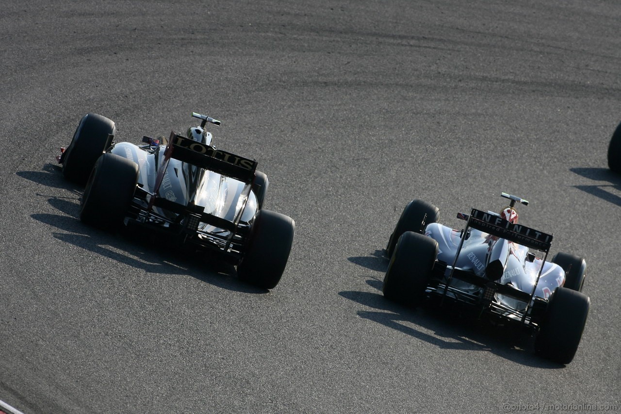 GP GIAPPONE, 09.10.2011- Gara, Vitaly Petrov (RUS), Lotus Renault GP, R31 e Mark Webber (AUS), Red Bull Racing, RB7 