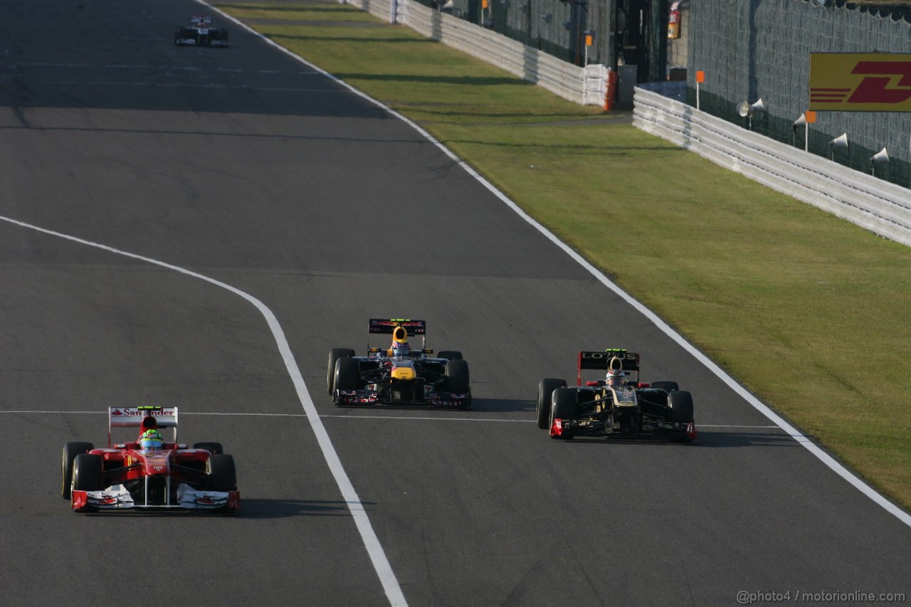 GP GIAPPONE, 09.10.2011- Gara, Felipe Massa (BRA), Ferrari, F-150 Italia, Mark Webber (AUS), Red Bull Racing, RB7 e Vitaly Petrov (RUS), Lotus Renault GP, R31