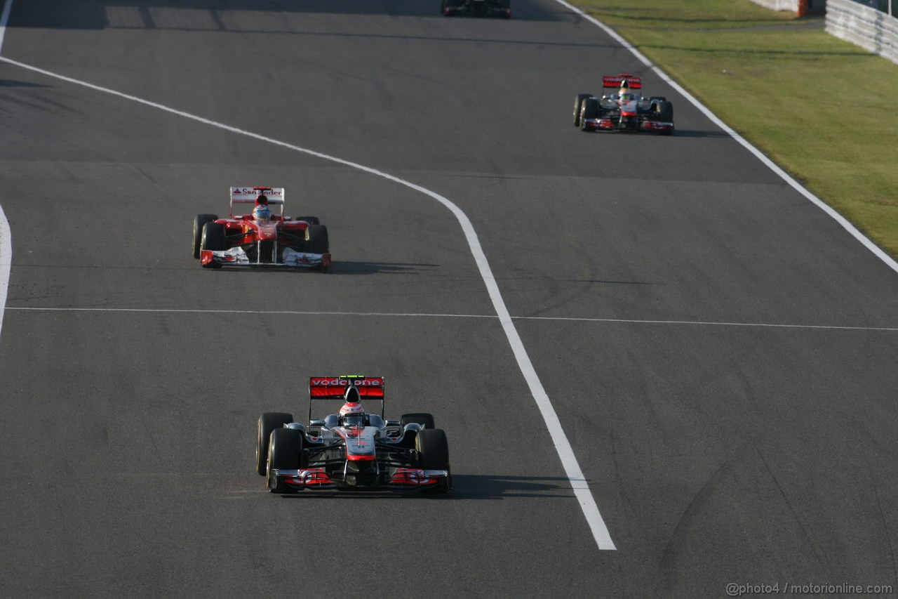 GP GIAPPONE, 09.10.2011- Gara, Jenson Button (GBR), McLaren  Mercedes, MP4-26 davanti a Fernando Alonso (ESP), Ferrari, F-150 Italia 