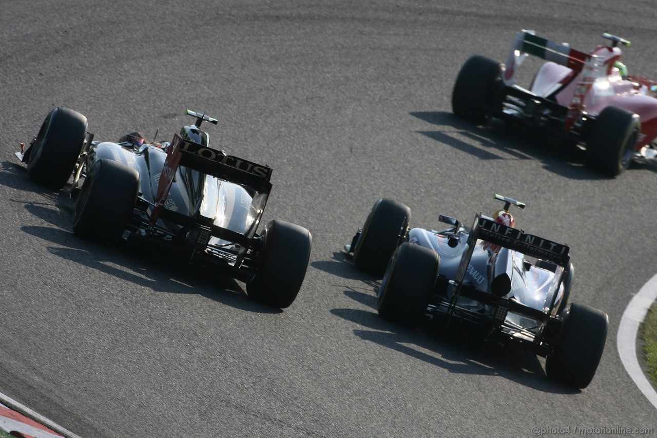 GP GIAPPONE, 09.10.2011- Gara, Vitaly Petrov (RUS), Lotus Renault GP, R31 e Mark Webber (AUS), Red Bull Racing, RB7 