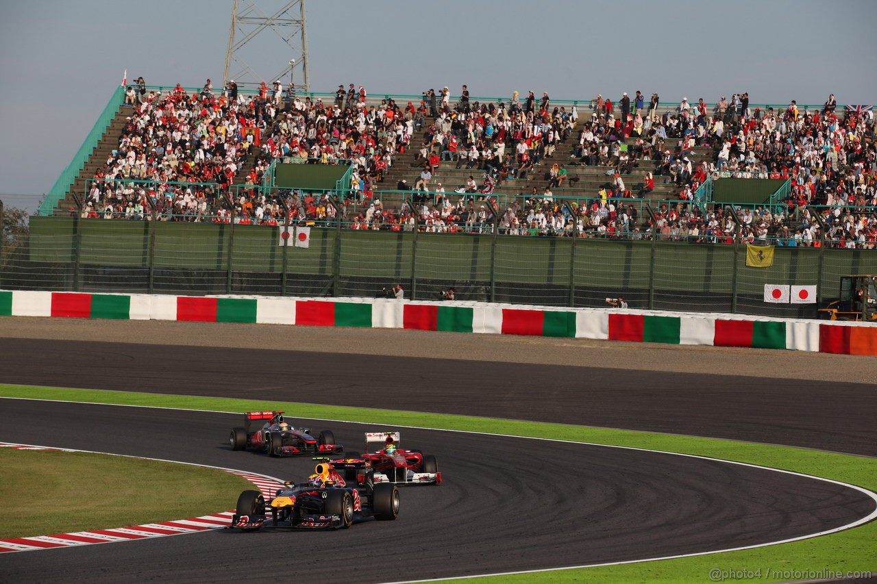 GP GIAPPONE, 09.10.2011- Gara, Mark Webber (AUS), Red Bull Racing, RB7 davanti a Felipe Massa (BRA), Ferrari, F-150 Italia
